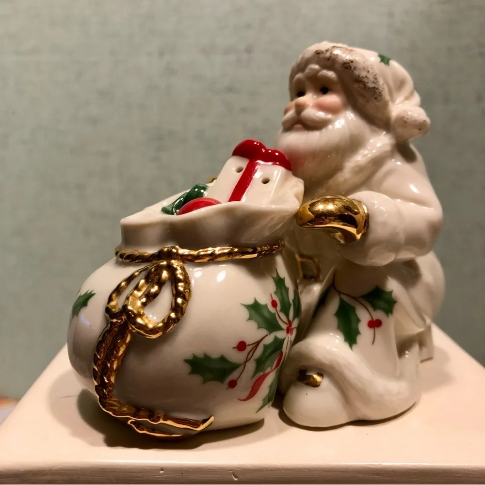 LENOX HOLIDAY SANTA WITH BAG OF TOYS SALT AND PEPPER SHAKERS HOLLY PATTE…